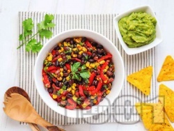 Чили веган салата с кафяв боб, царевица, червена чушка и сос салца - снимка на рецептата